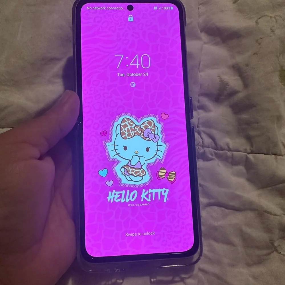 Samsung Galaxy Flip wireless Phone with Case and ear buds